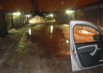 [Bild: Översvämning utanför garaget, Önsjö, Vänersborg]