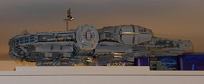 [Bild: LEGO 75192 På plats, uppe vid taket - lite närmre]
