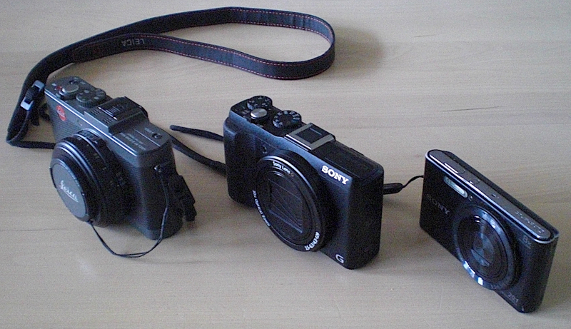 [Bild: Två
        SONY-kameror och en Leica]