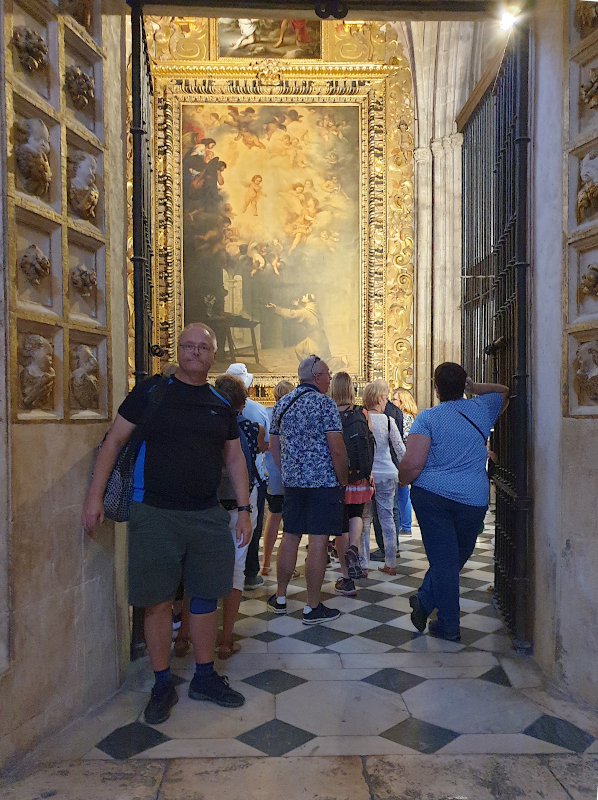 [Bild: Sevilla, NGN och en av många stora tavlor inne i Katedralen]