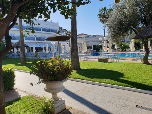 [Bild: En av innergårdarna (poolområdet & baren) i Hotel Playa de la Luz i Rota]